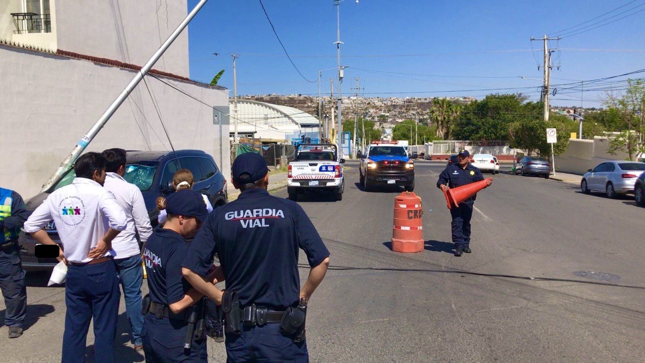 Luminaria derribada por camión cae sobre camioneta estacionada (4)