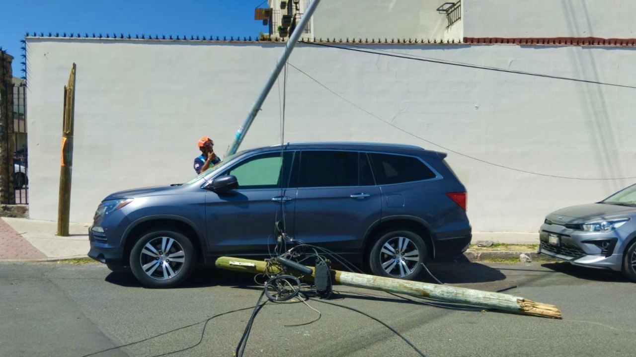 Luminaria derribada por camión cae sobre camioneta estacionada (1)