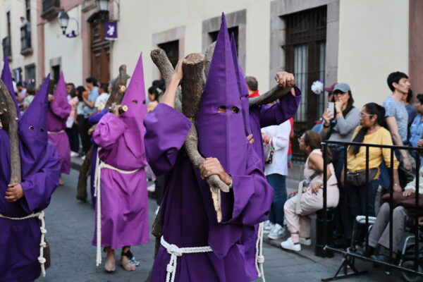La cruz de cada día corazón de la Procesión del Silencio (7)