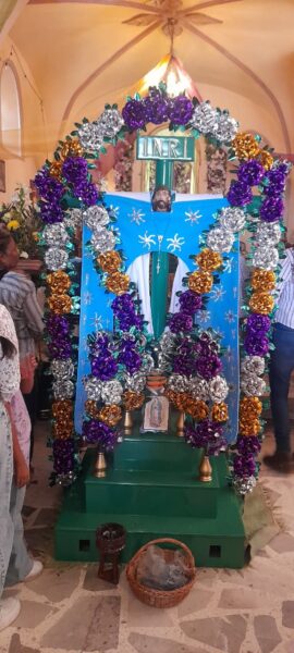 La Santa Cruz de la Peña de Bernal regresó a su sitial (1)