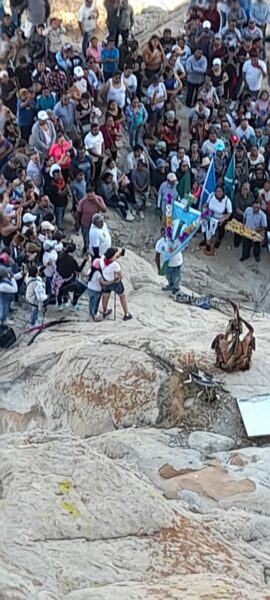 La Santa Cruz de la Peña de Bernal regresó a su sitial (8)