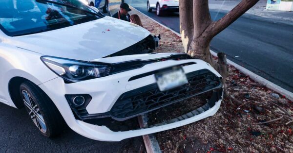 Automovilista choca contra árbol en Juriquilla (1)