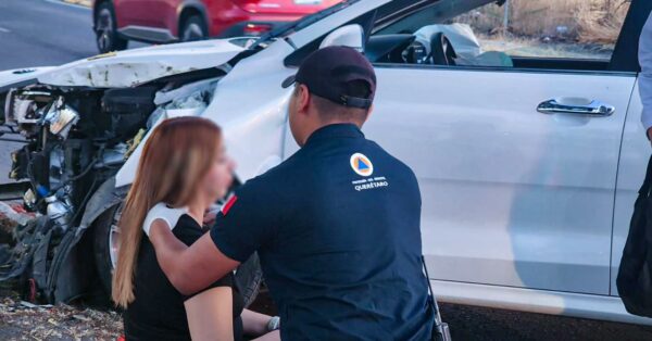 Automovilista choca contra árbol en Juriquilla (2)
