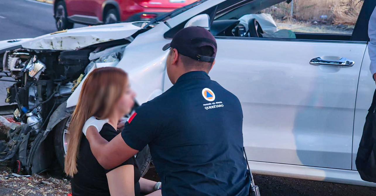 Automovilista choca contra árbol en Juriquilla (2)