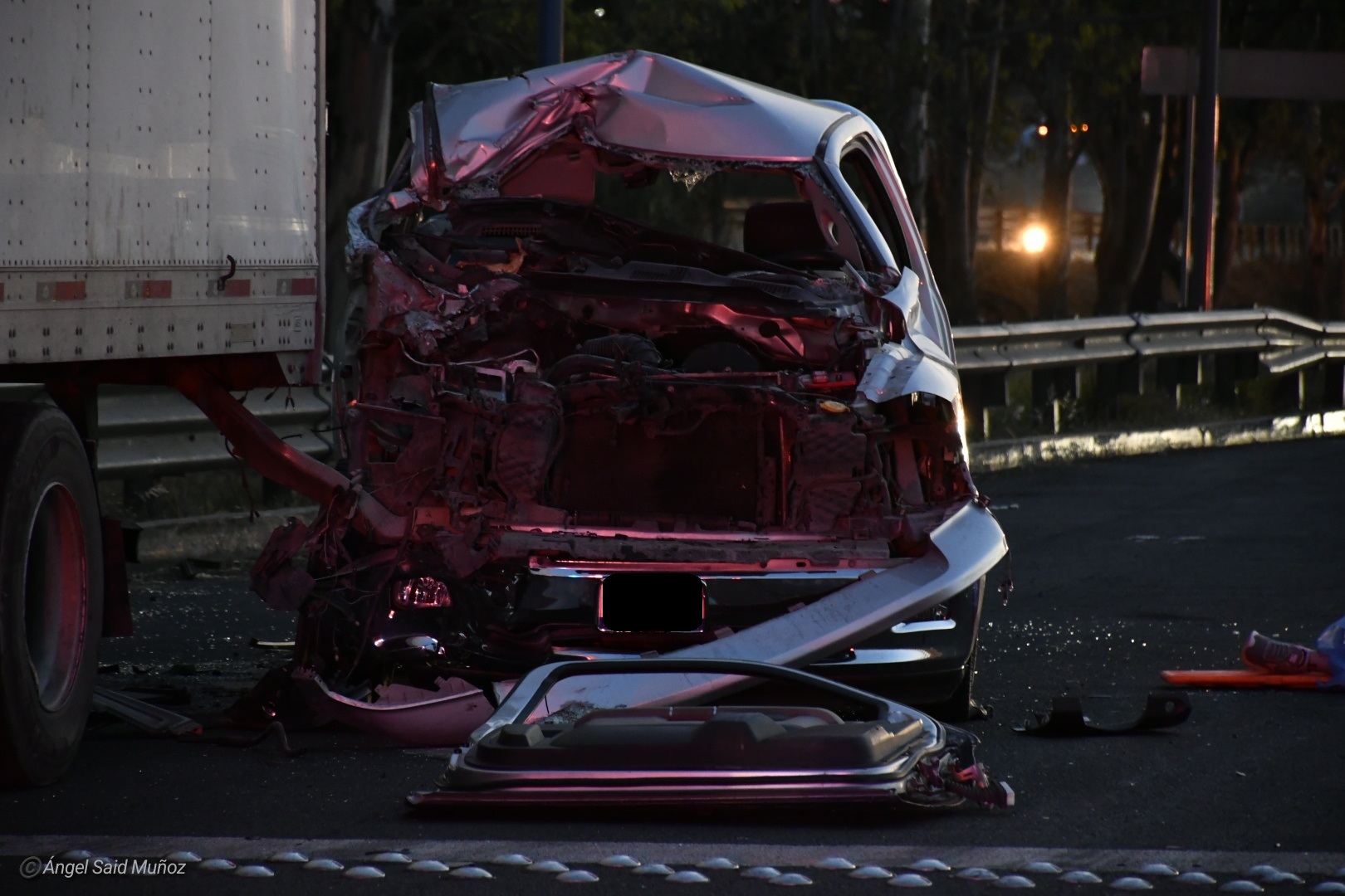 Muere matrimonio al estrellarse contra caja de tráiler (1)