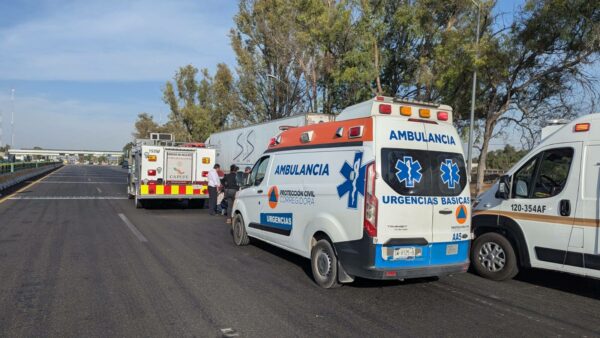 Muere matrimonio al estrellarse contra caja de tráiler (2)