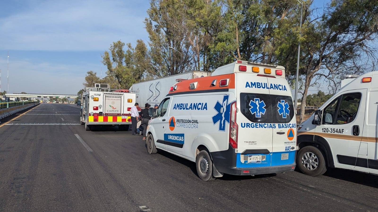 Muere matrimonio al estrellarse contra caja de tráiler (2)