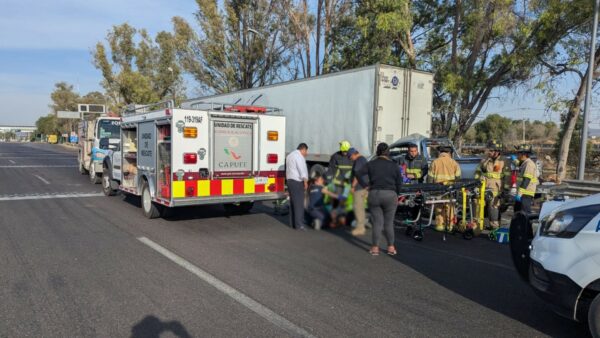 Muere matrimonio al estrellarse contra caja de tráiler (3)