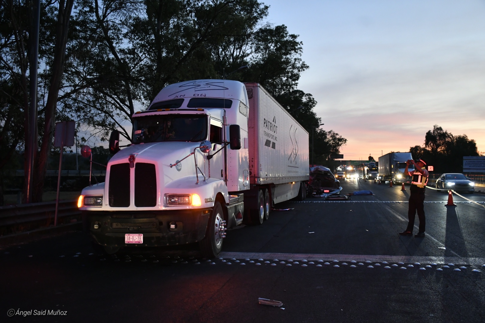 Muere matrimonio al estrellarse contra caja de tráiler (4)