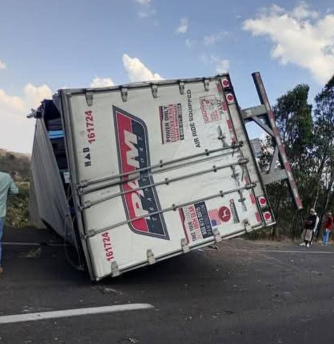 Operador de tracti pierde la vida tras colisionar contra un árbol (1)