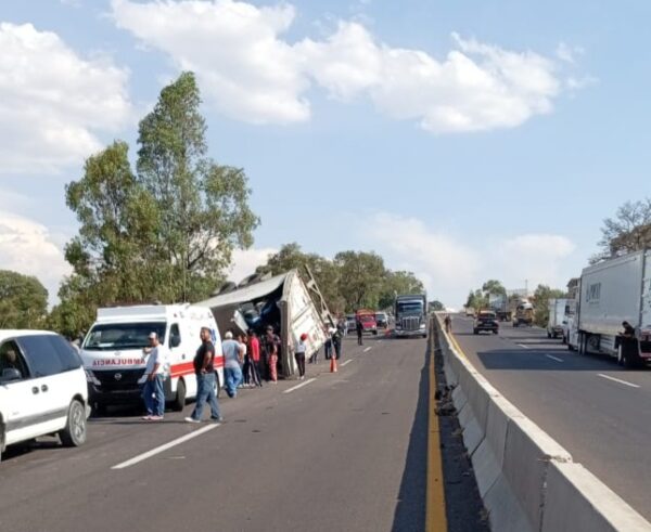 Operador de tracti pierde la vida tras colisionar contra un árbol (4)