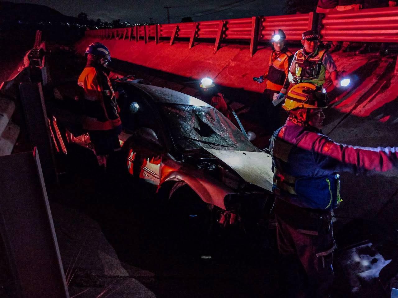 Aparatosa salida de camino en la 57 - Noticias de Querétaro