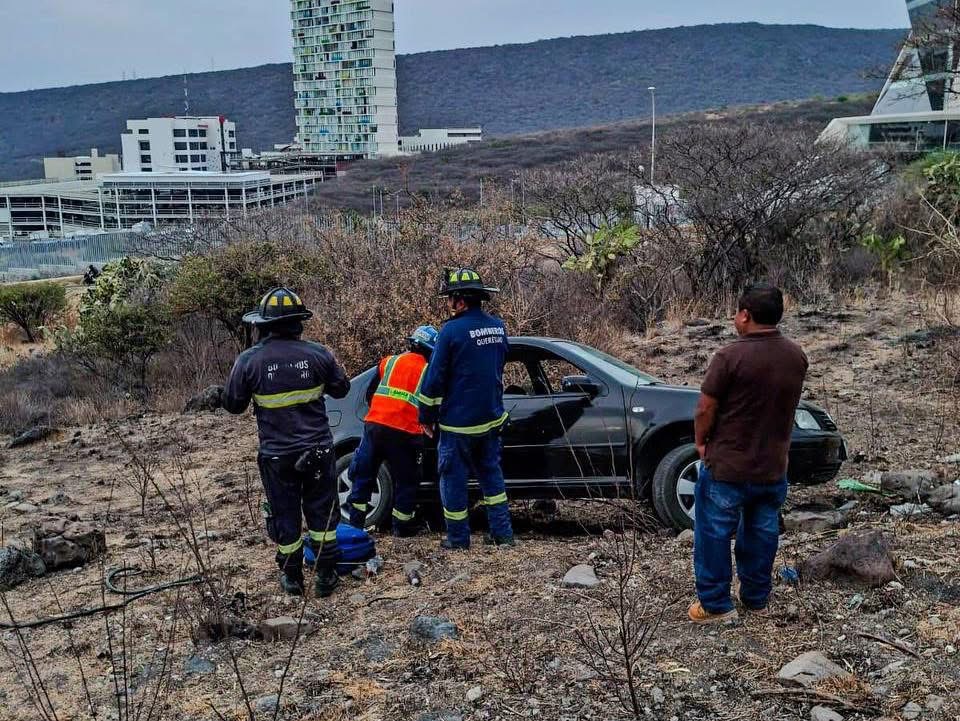 Auto se sale del camino en la carretera a Huimilpan - Noticias de Querétaro