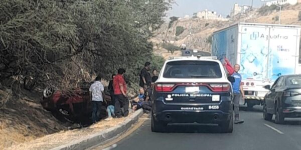 Auto sale del camino y vuelca en el boulevard de La Nación - Noticias ...