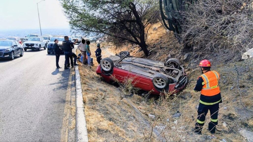 Auto sale del camino y vuelca en el boulevard de La Nación - Noticias ...