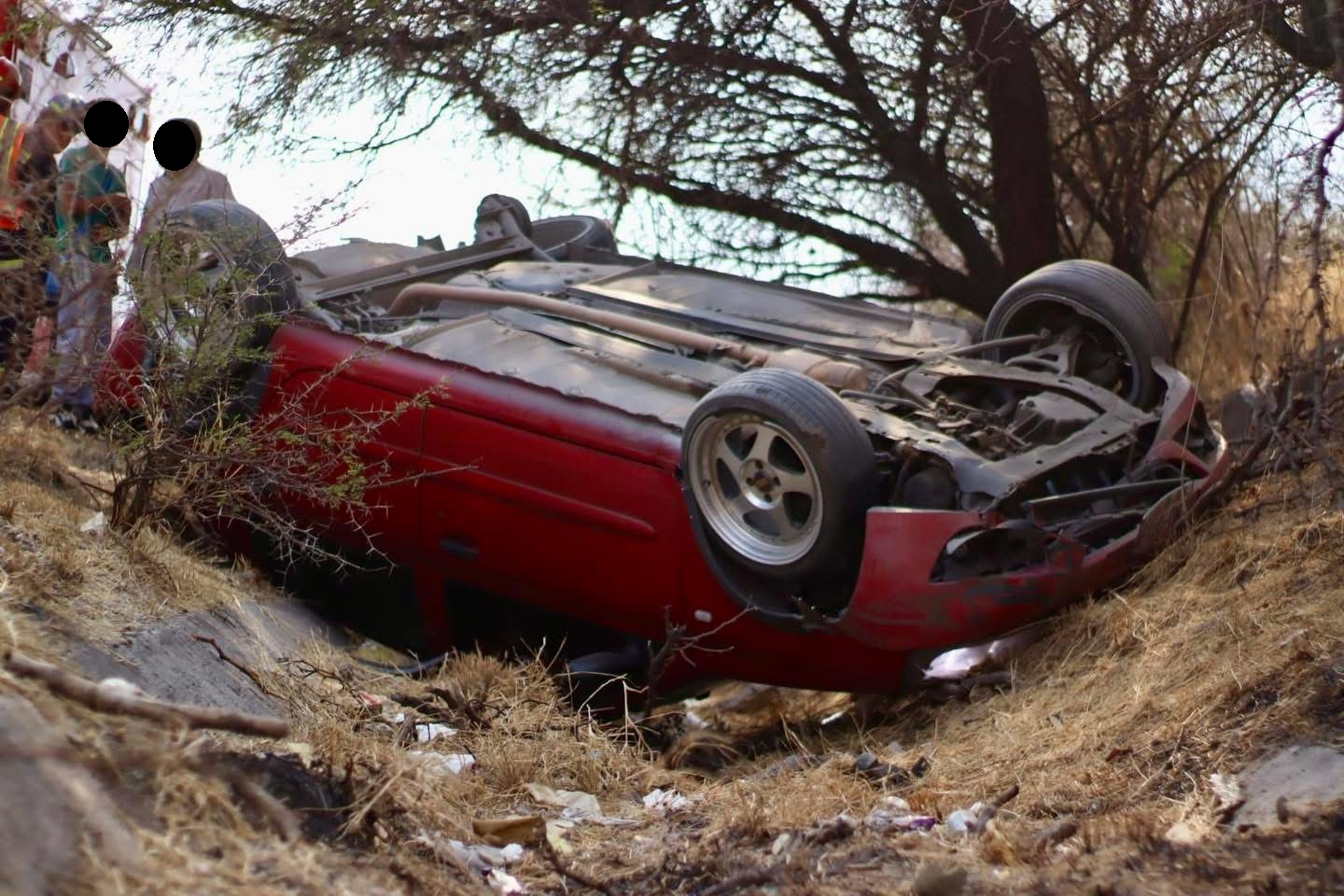 Auto sale del camino y vuelca en el boulevard de La Nación - Noticias ...