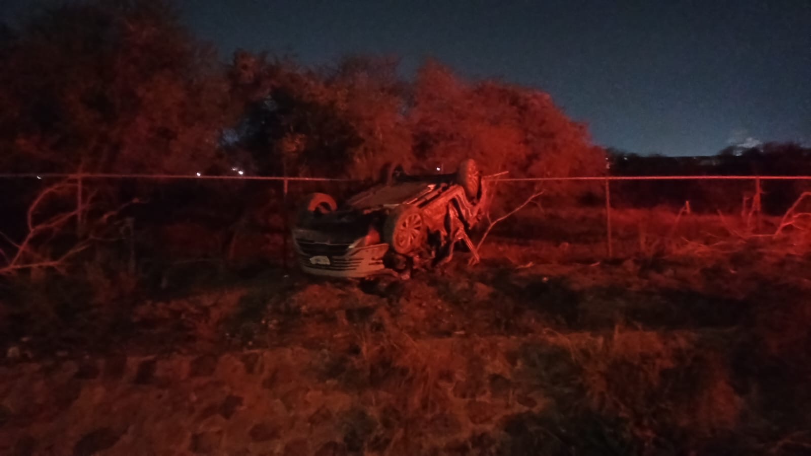 Auto sale del camino y vuelca - Noticias de Querétaro