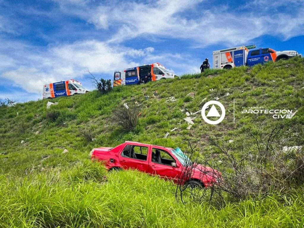 Auto sale del camino y vuelca - Noticias de Querétaro