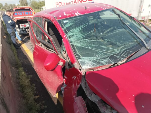 Choca conta muro divisor en la carretera 57 - Noticias de Querétaro
