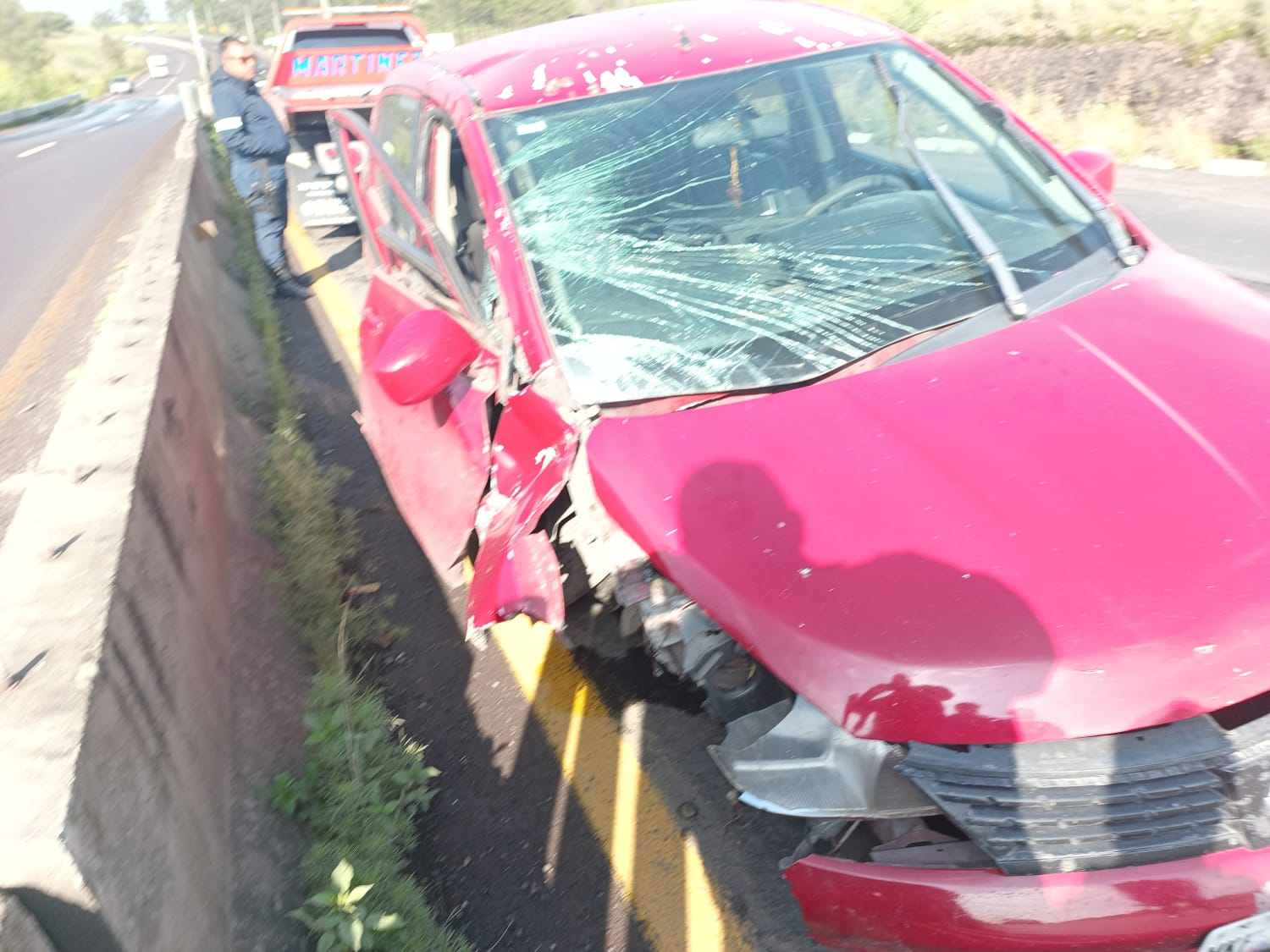Choca conta muro divisor en la carretera 57 - Noticias de Querétaro
