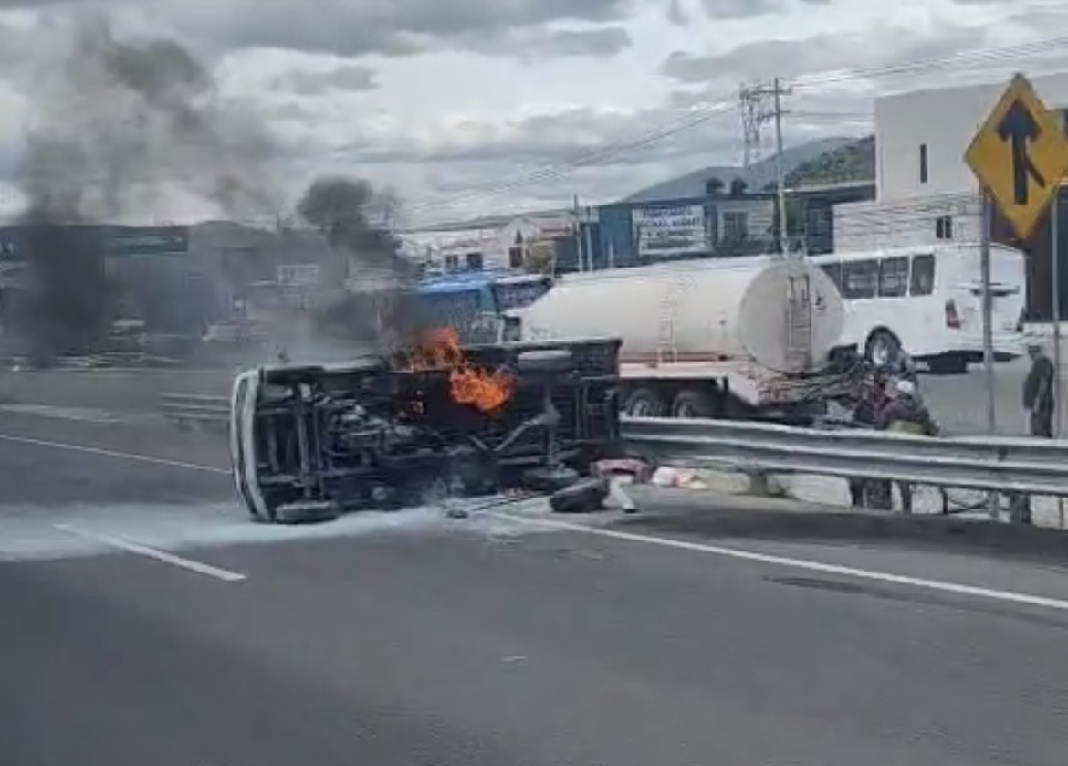 Camioneta choca, vuelca y se incendia en la 57 - Noticias de Querétaro
