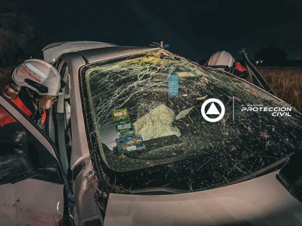 Automóvil vuelca en Paseo Centenario del Ejército Mexicano (2)