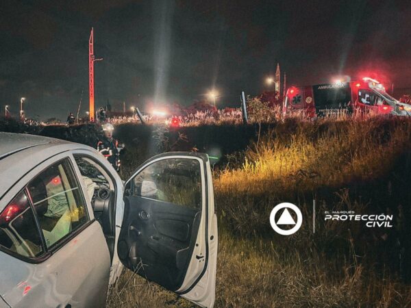 Automóvil vuelca en Paseo Centenario del Ejército Mexicano (1)