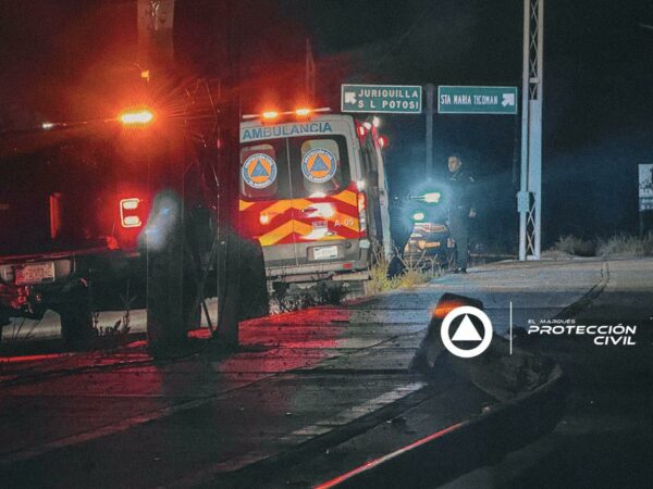 Automóvil vuelca en Paseo Centenario del Ejército Mexicano (3)