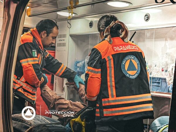 Automóvil vuelca en Paseo Centenario del Ejército Mexicano (5)