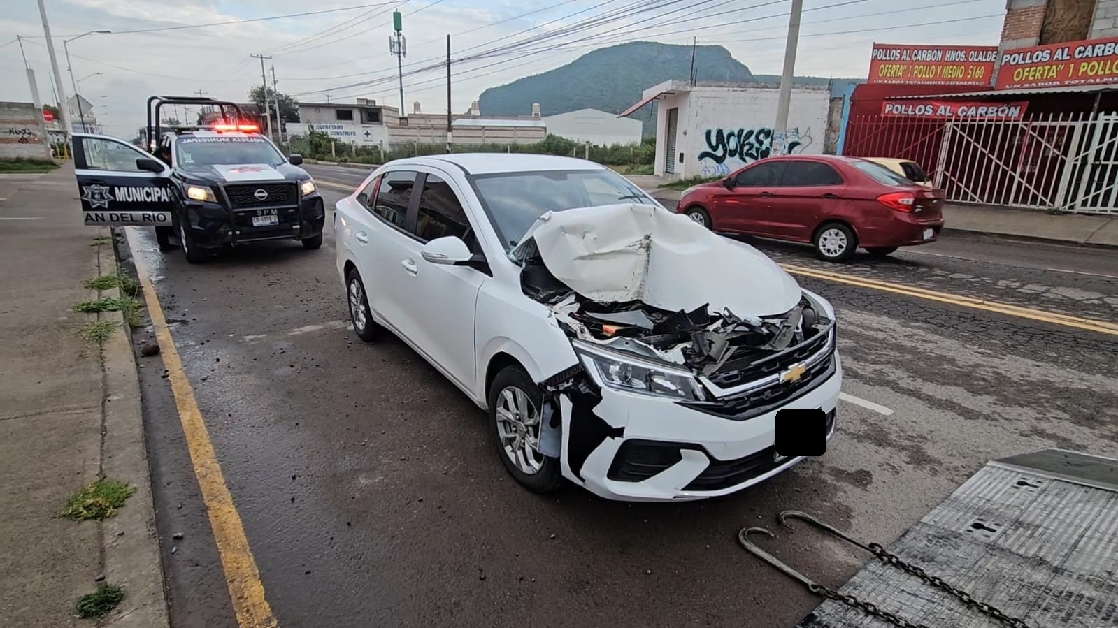 Automovilista choca contra camioneta de carga - Noticias de Querétaro