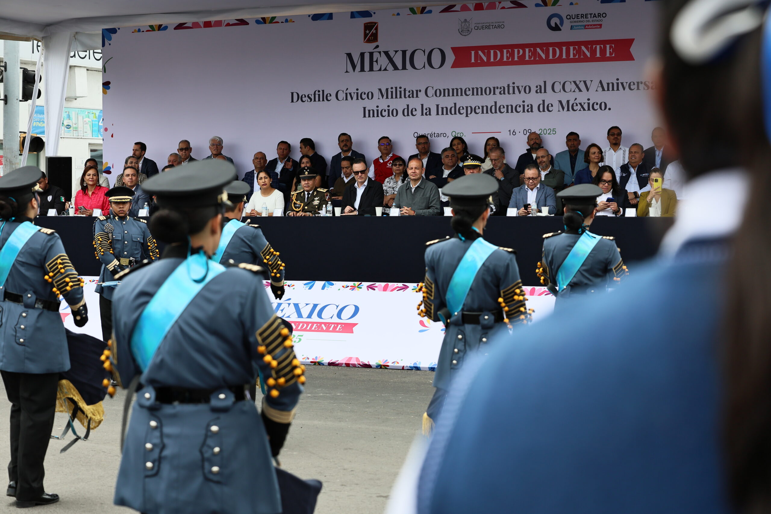 Más de 10 mil personas atestiguaron el desfile cívico militar por la Independencia de México (7)
