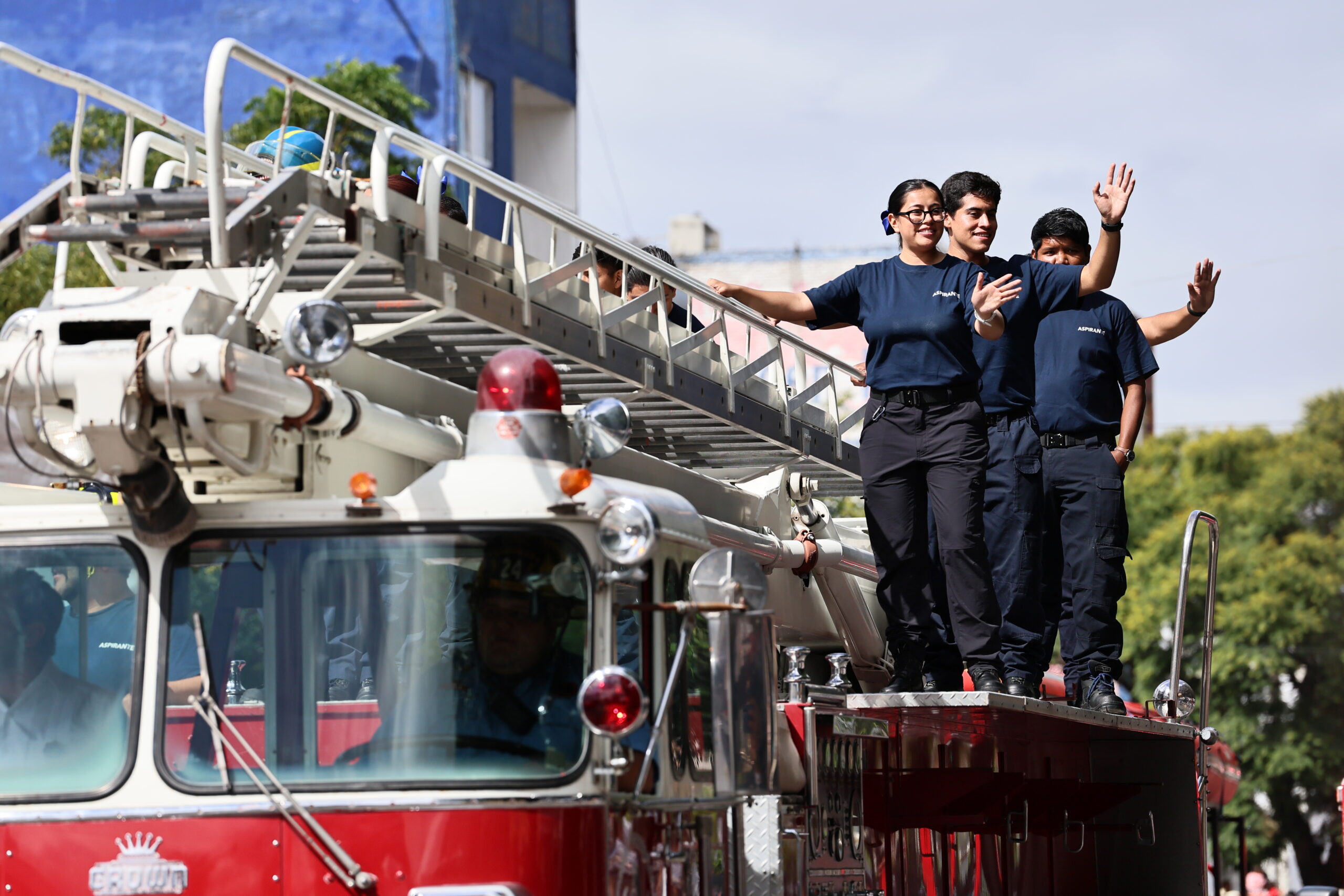 Más de 10 mil personas atestiguaron el desfile cívico militar por la Independencia de México (5)