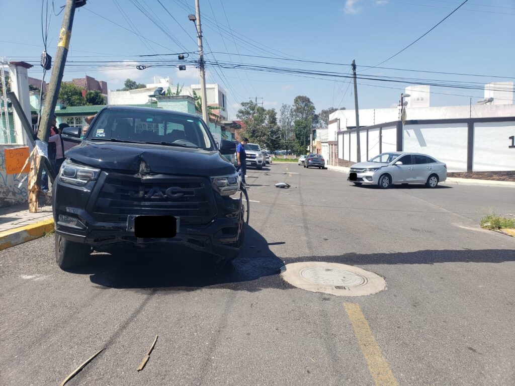 Chocan dos vehículos y uno se proyecta contra poste - Noticias de Querétaro