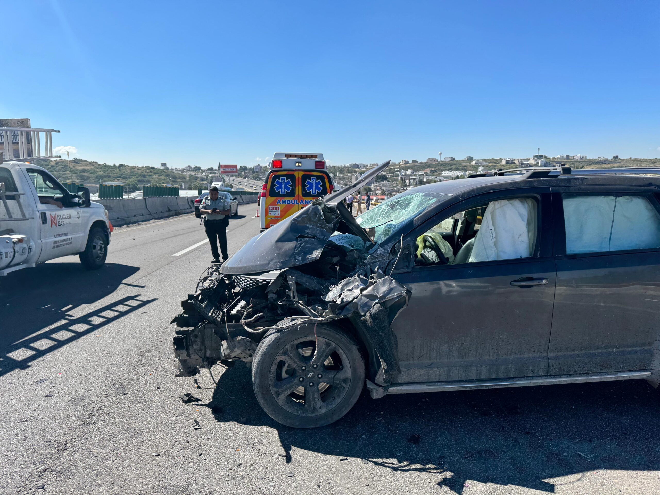 Aparatoso choque en Paseo de la República - Noticias de Querétaro
