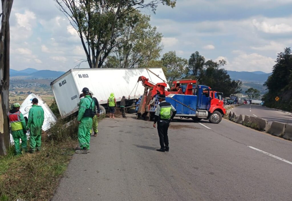 Tracto sale del camino y queda embancado en un desnivel - Noticias de ...