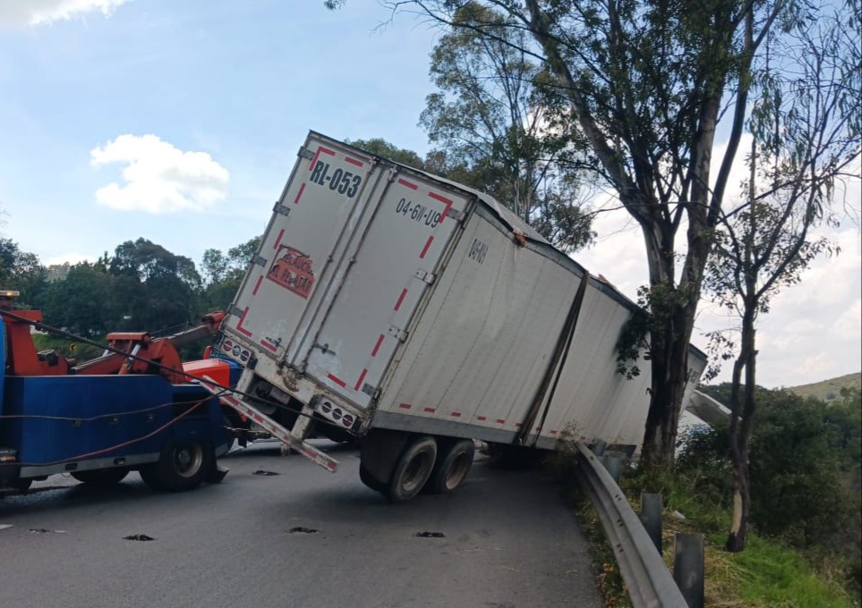 Tracto sale del camino y queda embancado en un desnivel - Noticias de ...