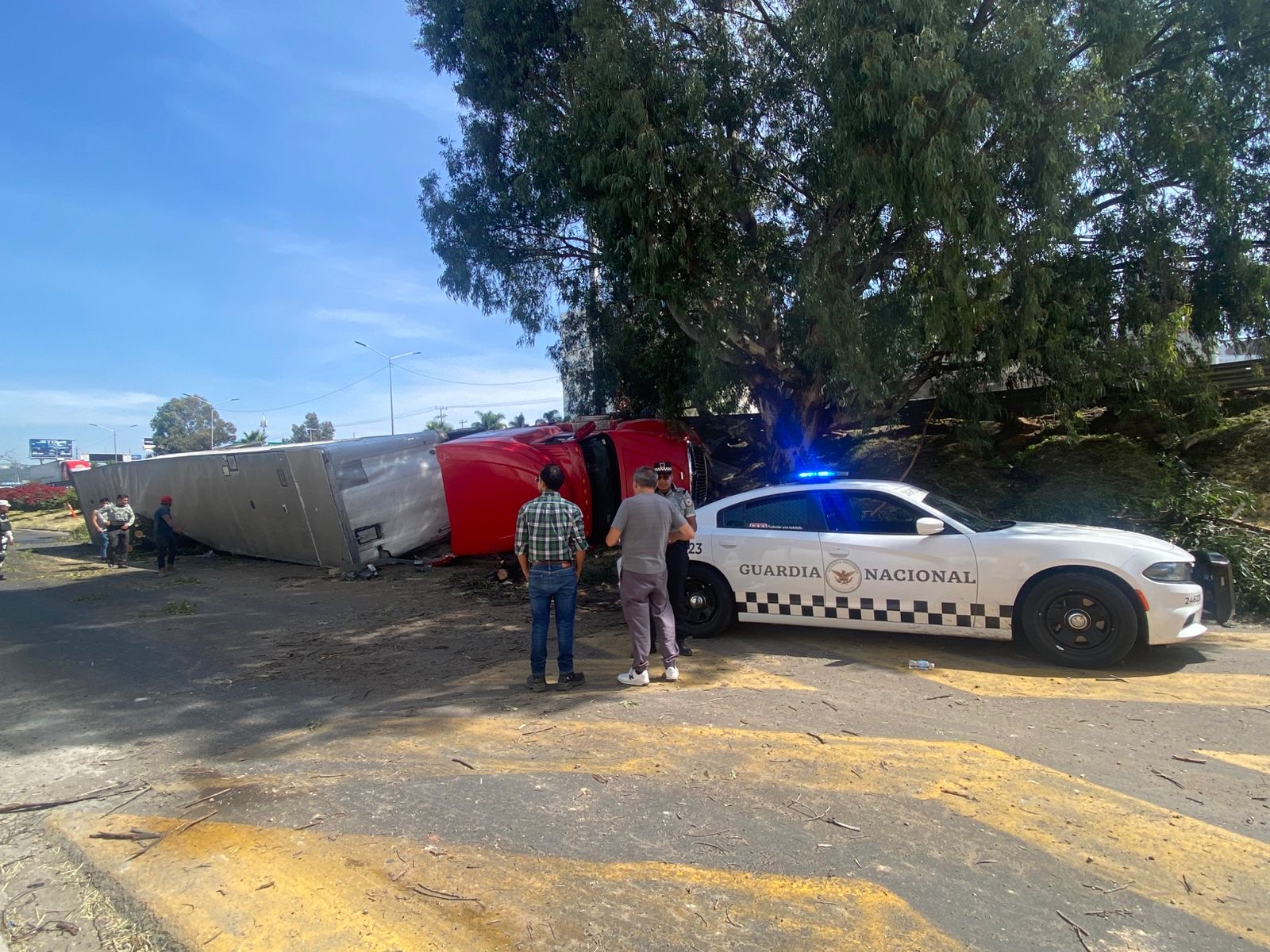 Tráiler vuelca en laterales de la 57 - Noticias de Querétaro