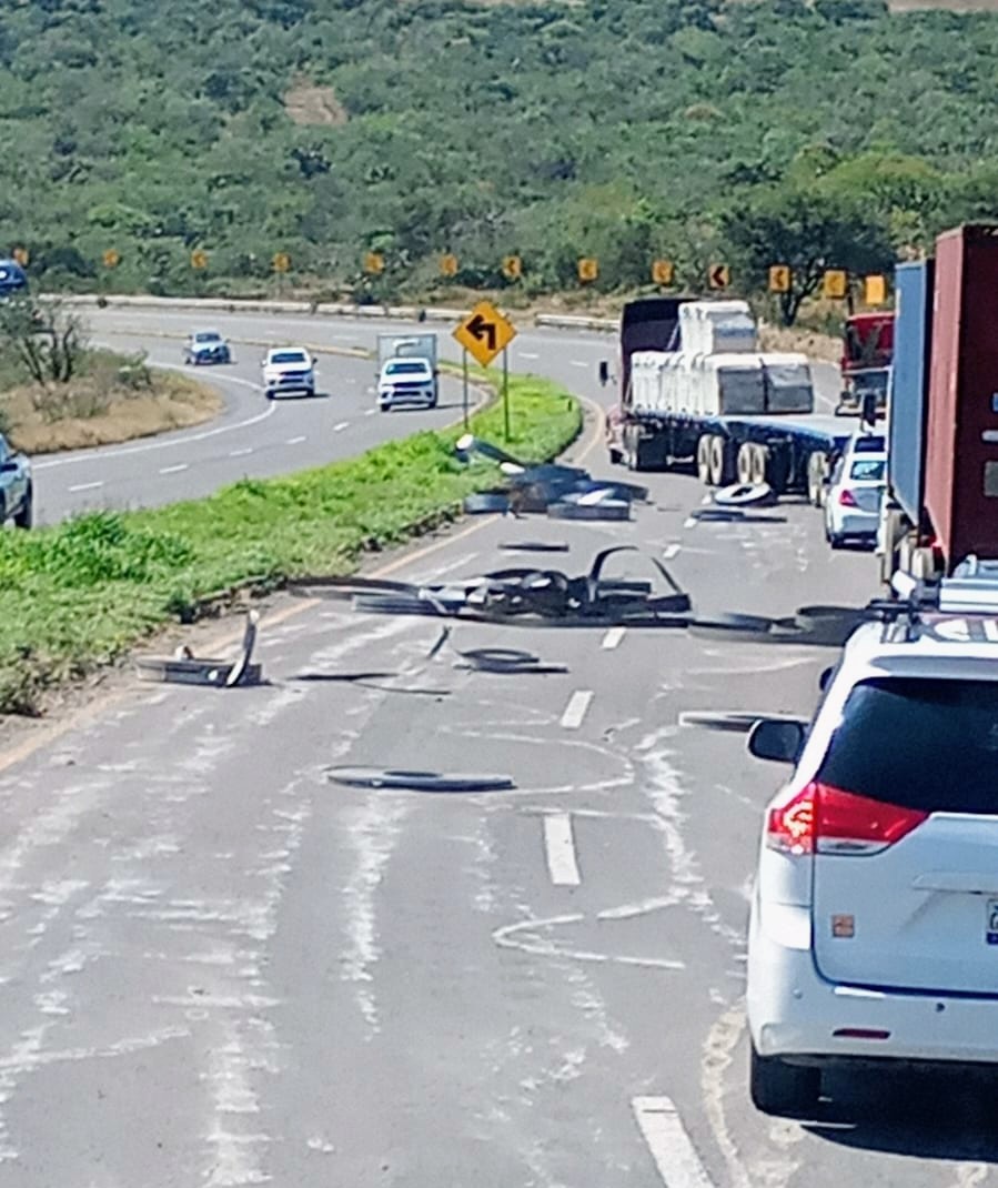 Carga cae de tracto en el libramiento Norponiente - Noticias de Querétaro