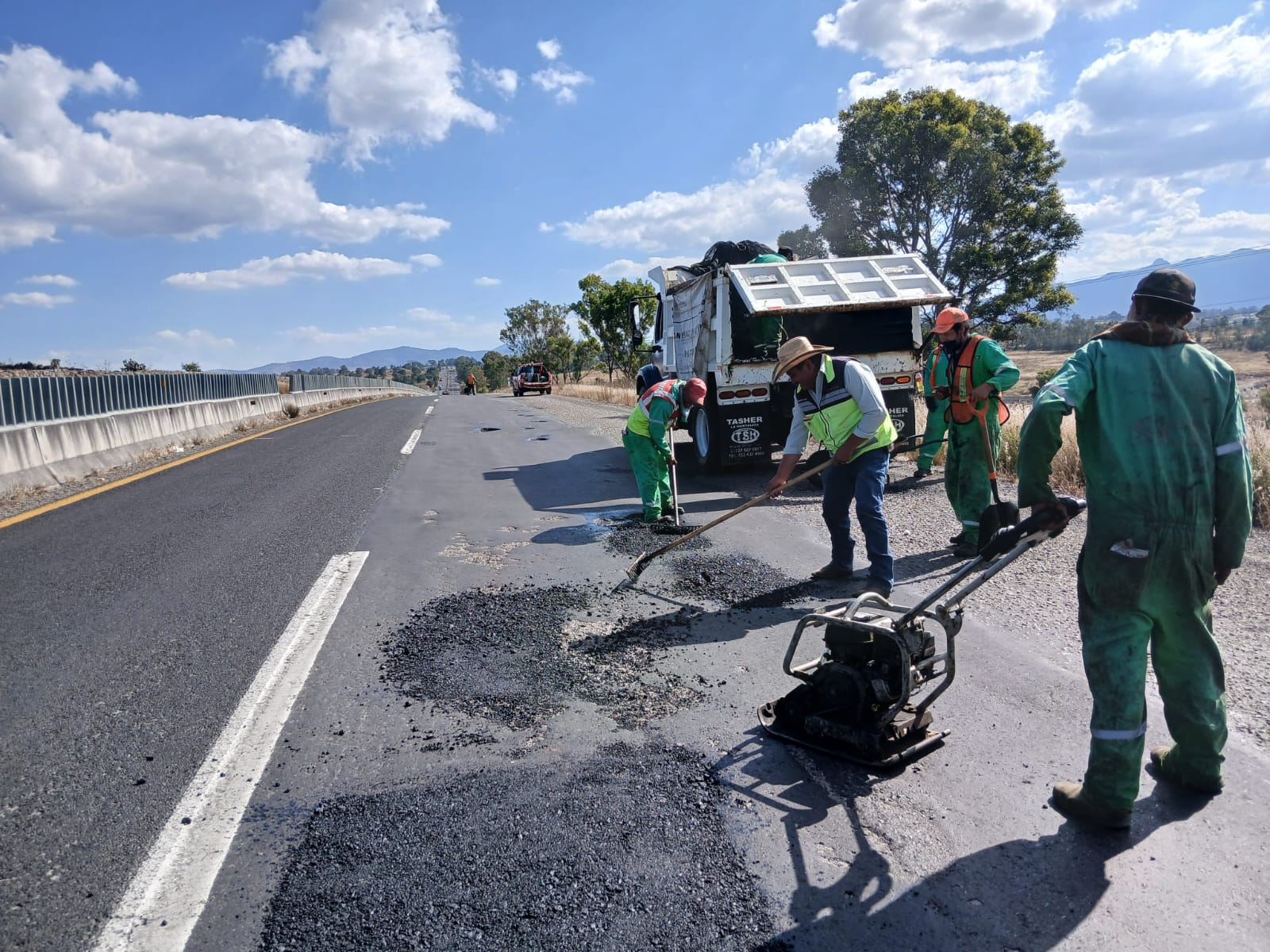 Inician trabajos de bacheo en la carretera 55 - Noticias de Querétaro