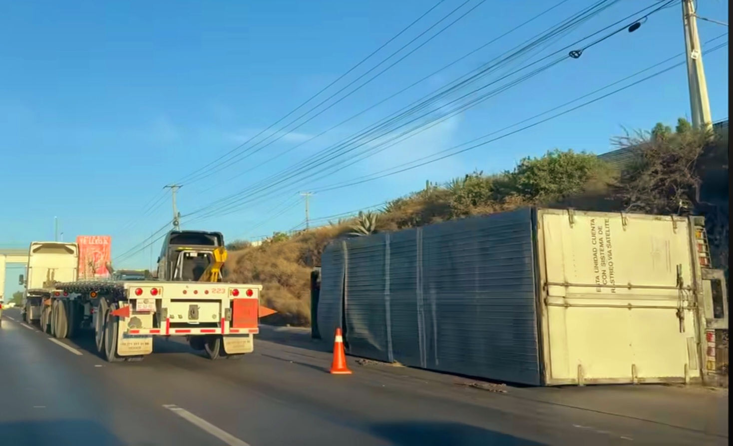 Trailero dormita al volante y vuelca en la 57 - Noticias de Querétaro