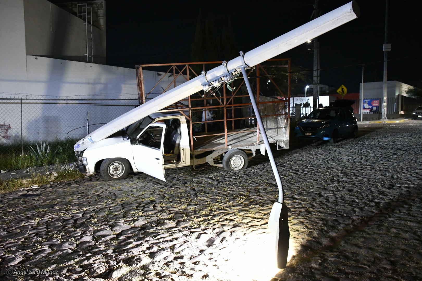 Chofer derriba un poste de concreto en la colonia Real de España San ...