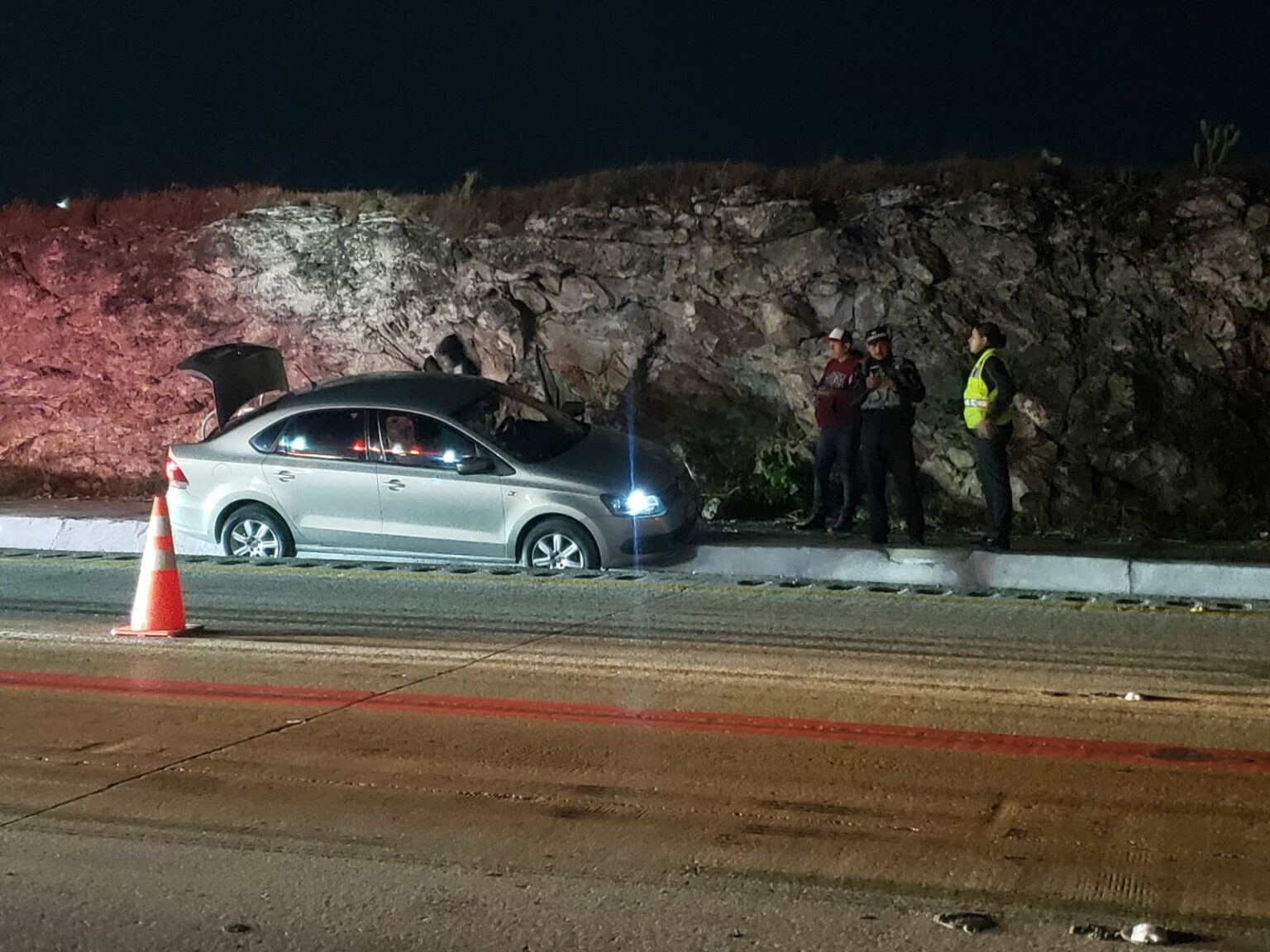 Auto sale del camino y se embanca en la guarnición - Noticias de Querétaro