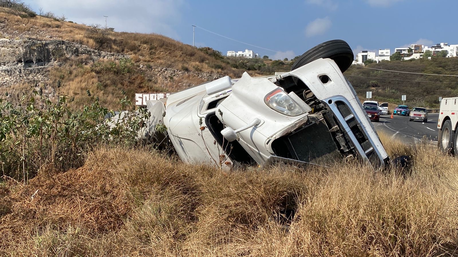 Tráiler sale del camino y vuelca - Noticias de Querétaro