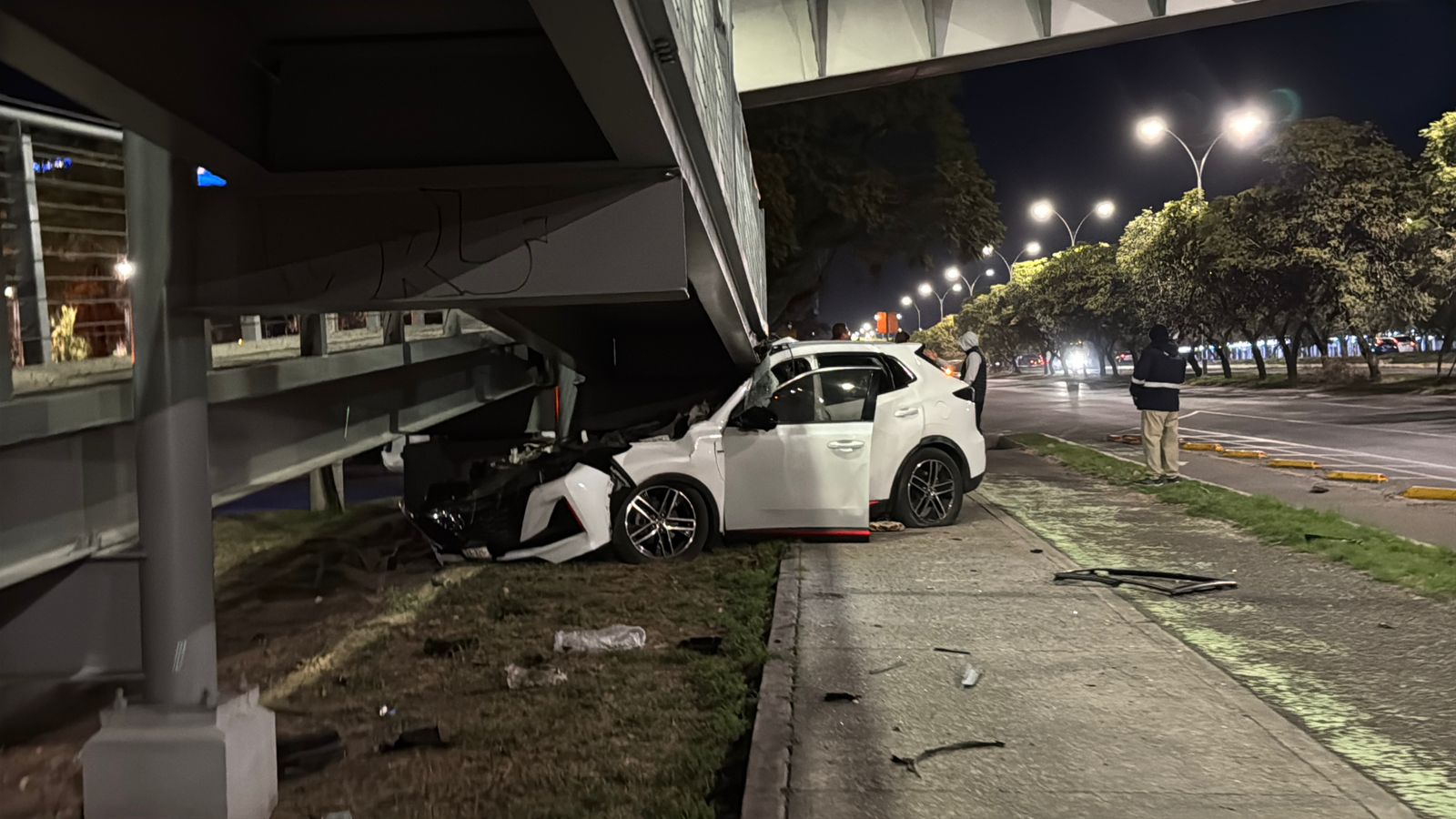 Auto termina bajo base de puente peatonal en Paseo de la República ...