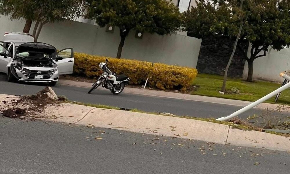 Abandonan auto tras chocar y derribar un postec - Noticias de Querétaro