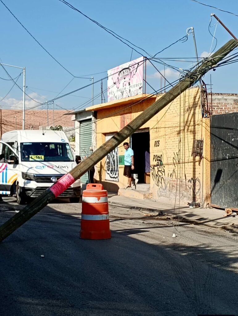 Camioneta choca y derriba poste - Noticias de Querétaro