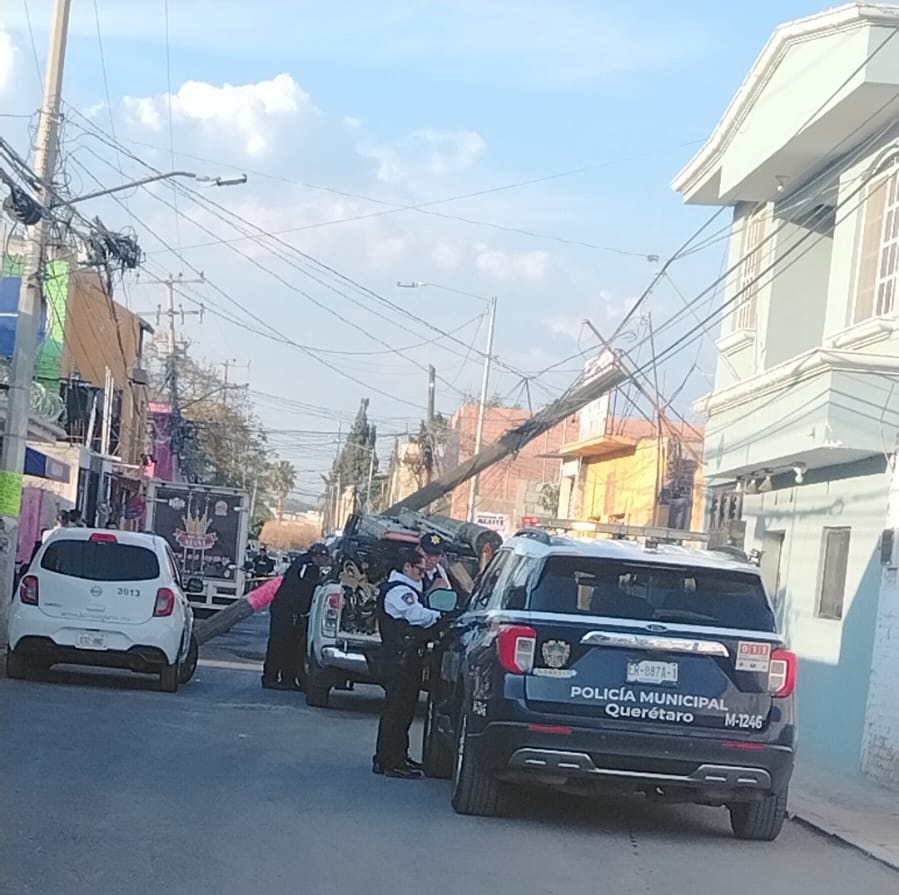 Camioneta choca y derriba poste - Noticias de Querétaro