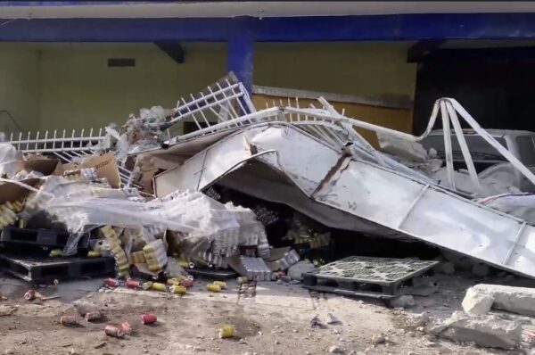 Accidente de tráiler causa daños y rapiña en la 57 - Noticias de Querétaro