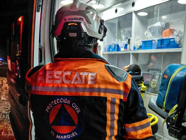 Sale del camino y vuelca en la estatal 500 - Noticias de Querétaro
