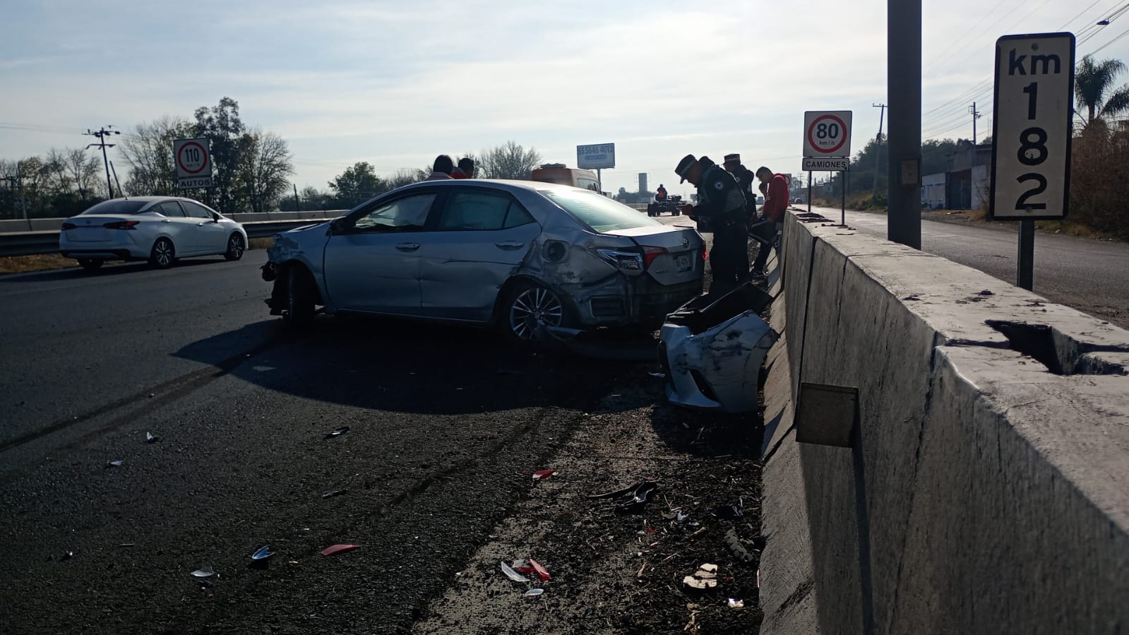 Auto se estrello contra muro divisor de la 57 - Noticias de Querétaro